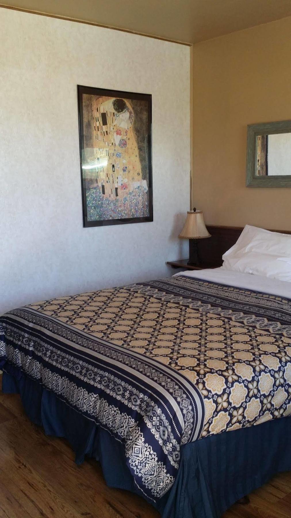 Century II Motel Fort Macleod Exterior photo